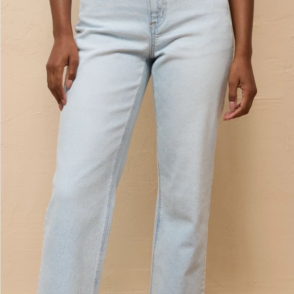 American Eagle Stretch Super High Waisted Straight Jeans in Ice Blue 6 Short